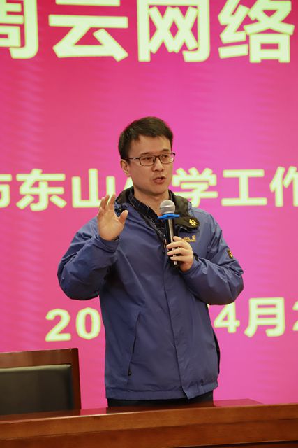 东山小学张继安校长为周云特级教师颁发了东小工作站导师的聘书