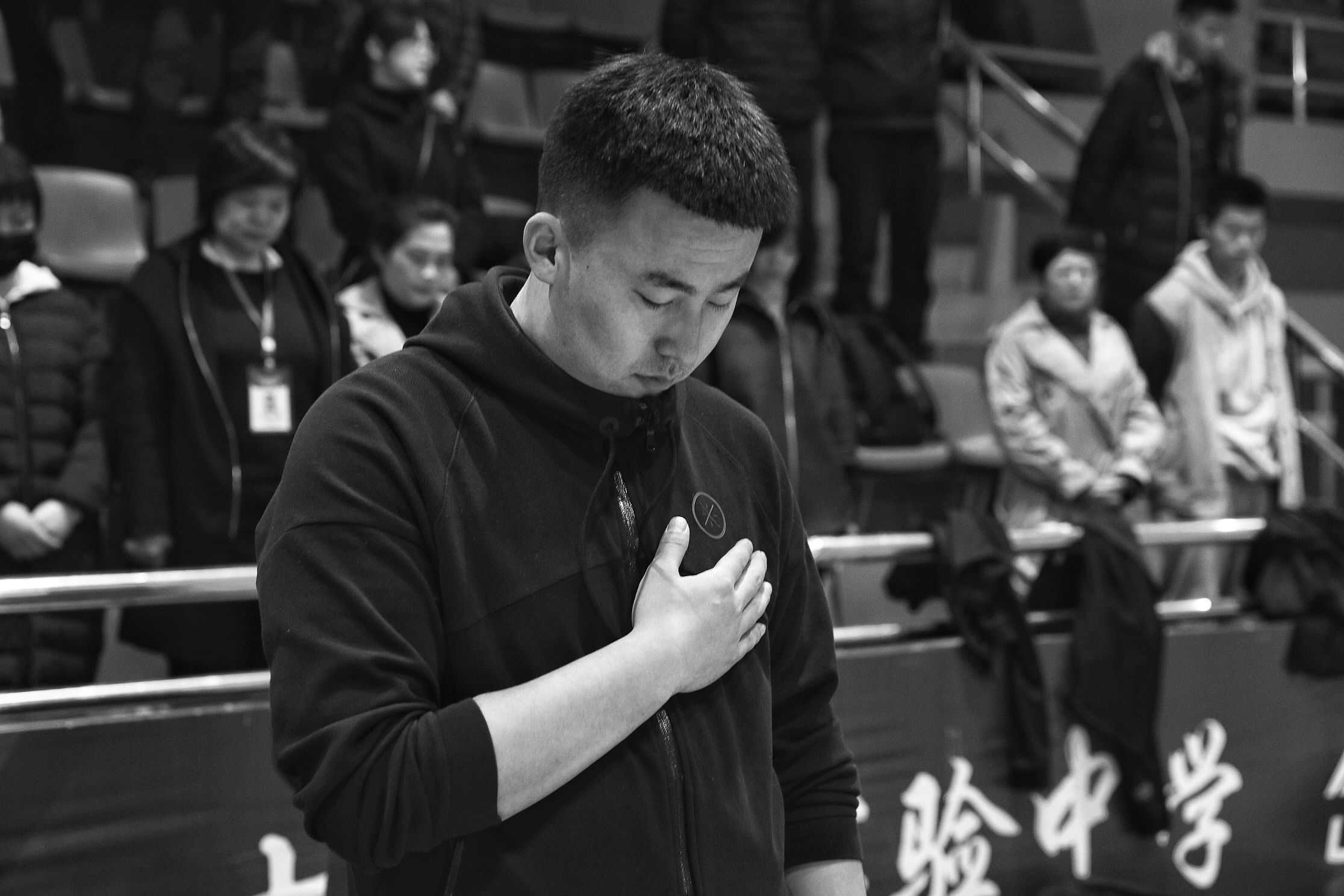 长夜终明 英雄永垂丨学生体育赛事向消防英雄默哀致敬