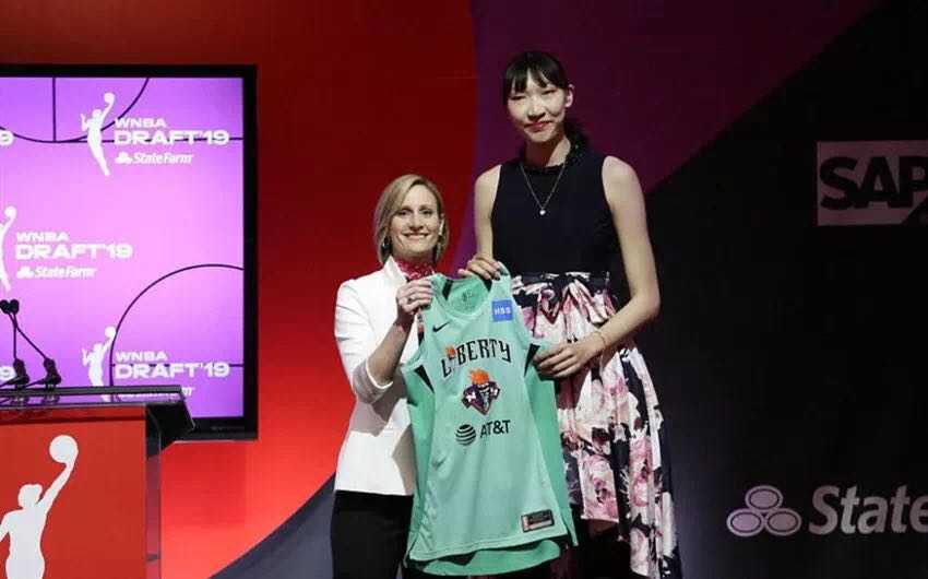 原中国初高中篮球联赛参赛队员韩旭选秀成功 登陆WNBA
